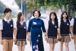 Nhà sáng lập Nobel School Nguyễn Thị Lan và học sinh.