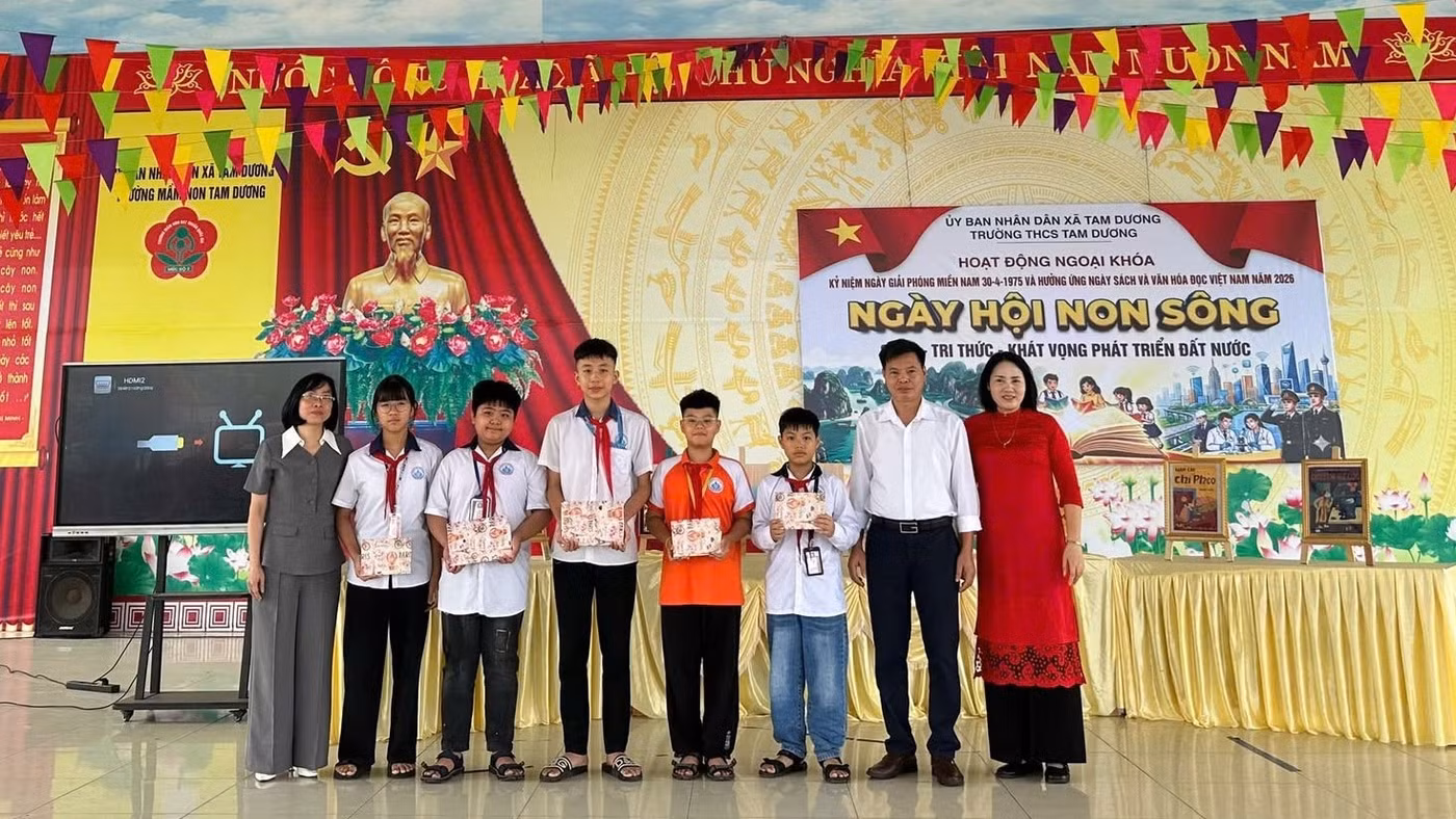 Lãnh đạo Trường THCS Tam Dương khen thưởng học sinh trong chương trình ngoại khóa.