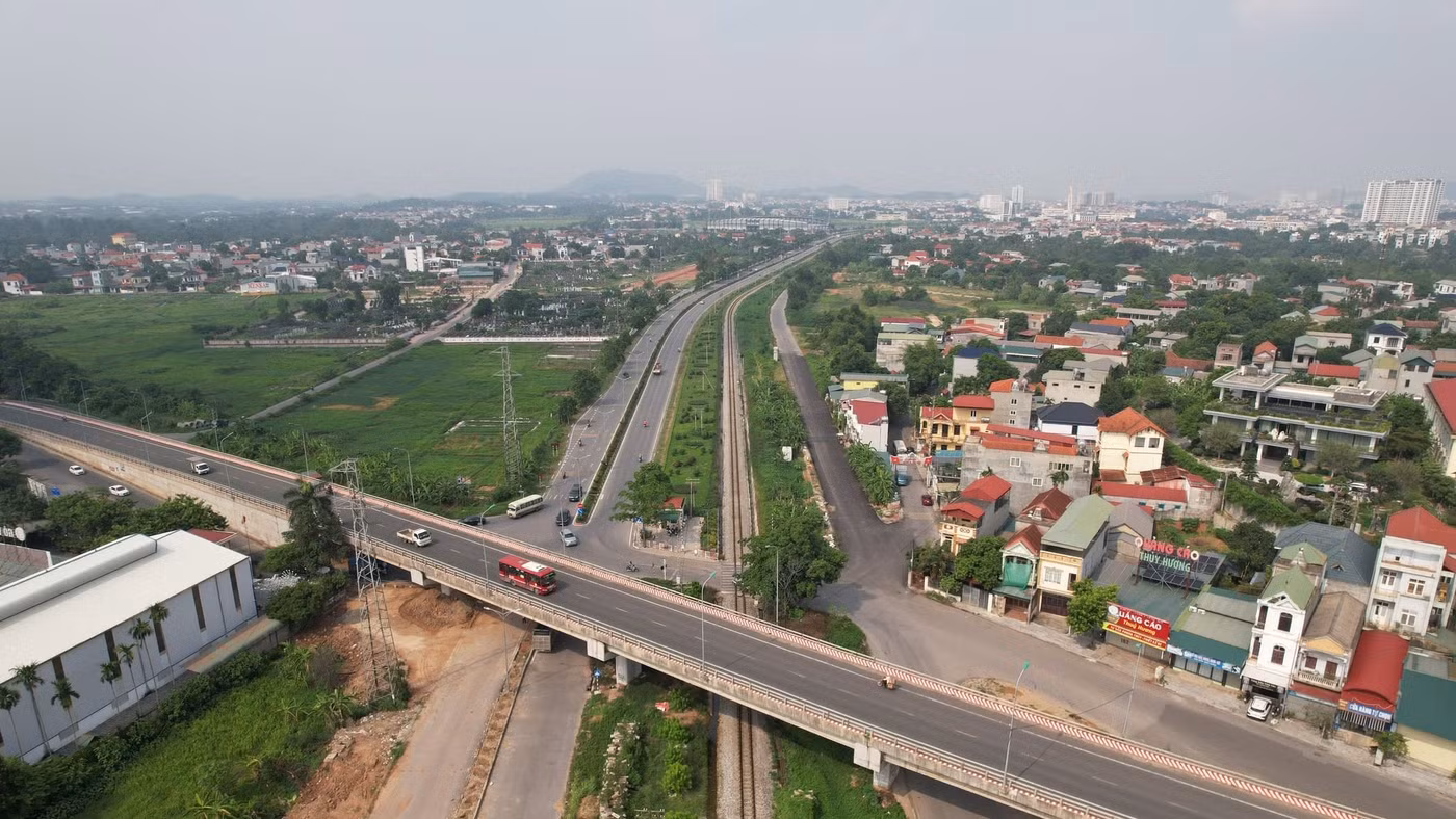 Dự án đường song song đường sắt đoạn qua tỉnh Vĩnh Phúc cũ sắp hoàn thành. Ảnh: Khánh Linh