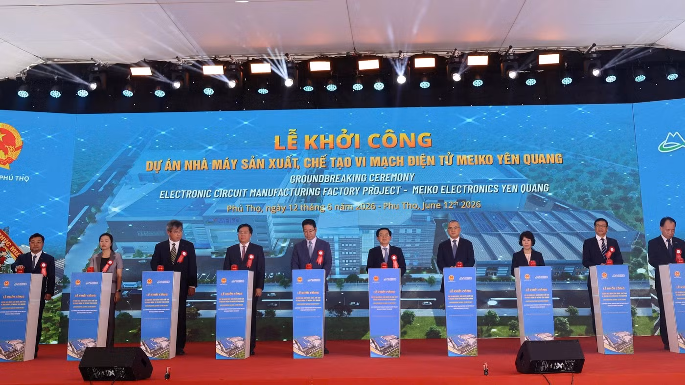 Đại biểu thực hiện nghi thức khởi công dự án.
