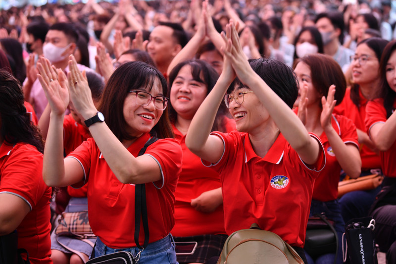 Hơn 2.400 tân sinh viên rạng rỡ trong ngày khai giảng