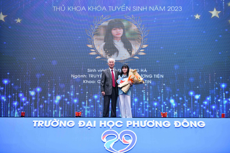 Hơn 2.400 tân sinh viên rạng rỡ trong ngày khai giảng