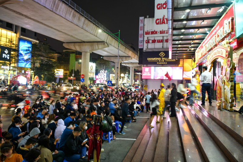 Người dân đội mưa, xếp hàng trong đêm chờ mua vàng ngày vía Thần Tài