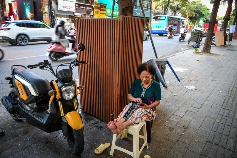 Cột điện, bốt điện tại Hà Nội bất ngờ được quấn cỏ nhựa, phủ gỗ