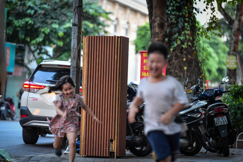 Cột điện, bốt điện tại Hà Nội bất ngờ được quấn cỏ nhựa, phủ gỗ