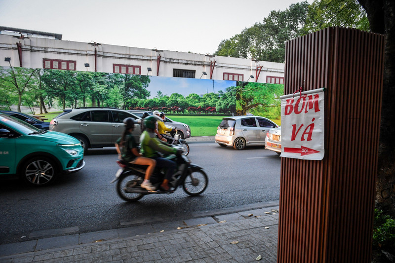 Cột điện, bốt điện tại Hà Nội bất ngờ được quấn cỏ nhựa, phủ gỗ