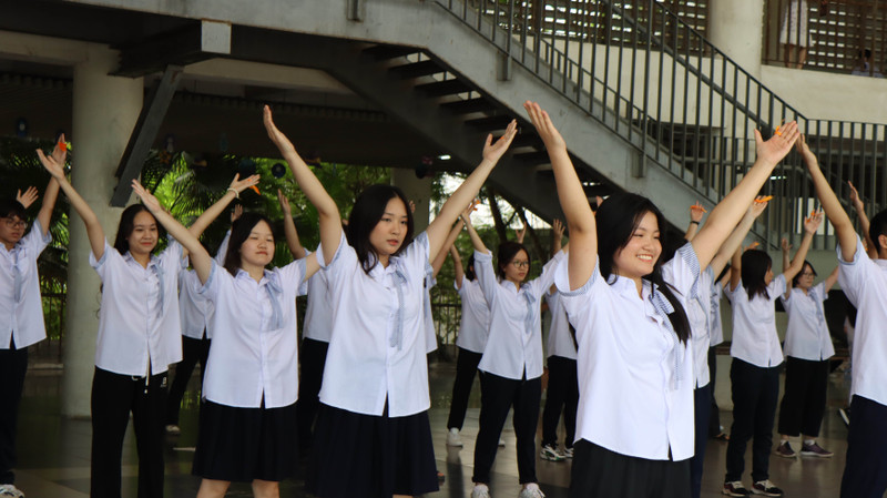 Hàng trăm tân học sinh 'cháy' cùng điệu nhảy flashmob 