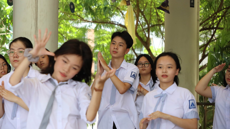 Hàng trăm tân học sinh 'cháy' cùng điệu nhảy flashmob 