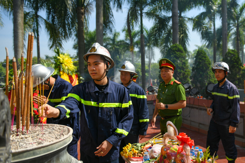 Chiến sĩ PCCC thắp hương tri ân các anh hùng liệt sĩ