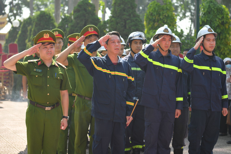 Chiến sĩ PCCC thắp hương tri ân các anh hùng liệt sĩ