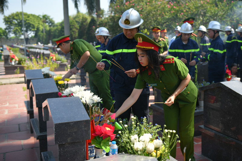 Chiến sĩ PCCC thắp hương tri ân các anh hùng liệt sĩ