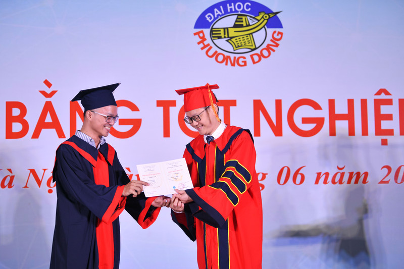 Tân cử nhân rạng rỡ trong lễ trao bằng tốt nghiệp