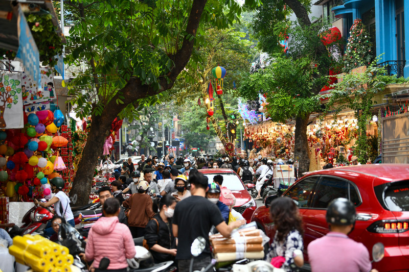 Phố Hàng Mã lung linh sắc màu trước thềm Giáng sinh