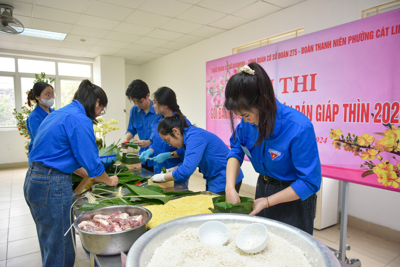 Những người lính tiêu binh trổ tài gói bánh chưng đón Tết