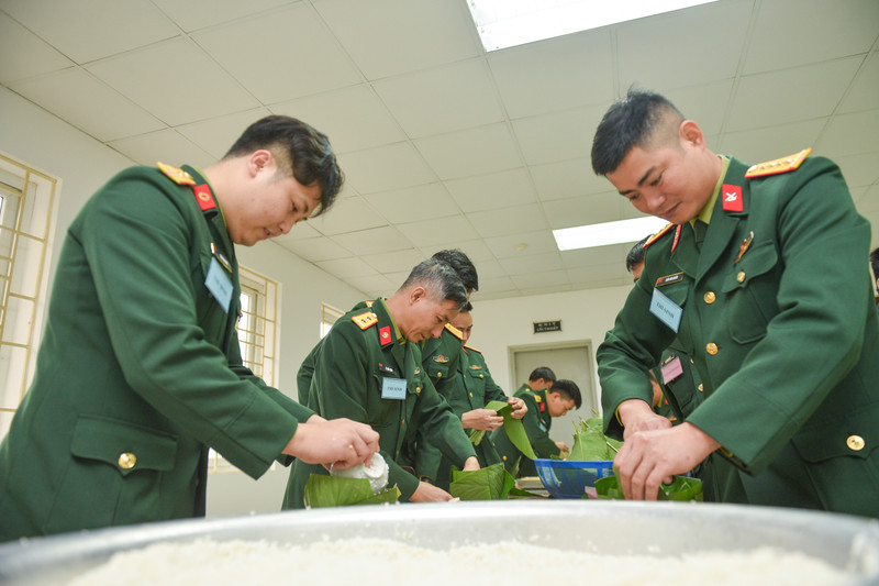 Những người lính tiêu binh trổ tài gói bánh chưng đón Tết