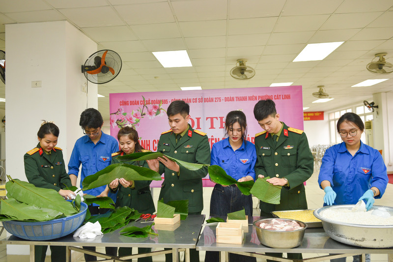 Những người lính tiêu binh trổ tài gói bánh chưng đón Tết