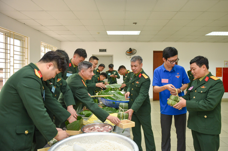 Những người lính tiêu binh trổ tài gói bánh chưng đón Tết