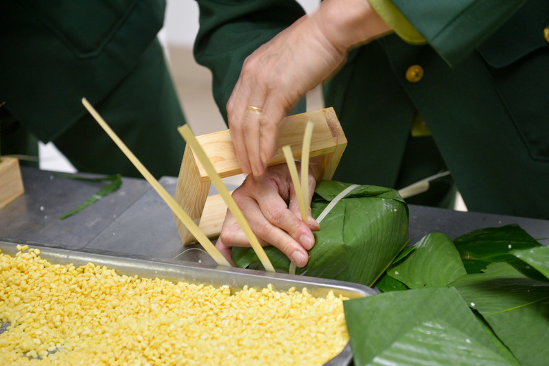 Những người lính tiêu binh trổ tài gói bánh chưng đón Tết