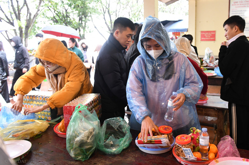 Hàng nghìn người đội mưa đi lễ Phủ Tây Hồ ngày mùng 1 cuối cùng năm Quý Mão