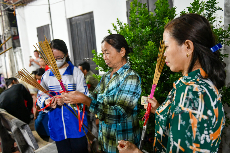 Người dân Hà Nội háo hức 'lấy đỏ' năm mới