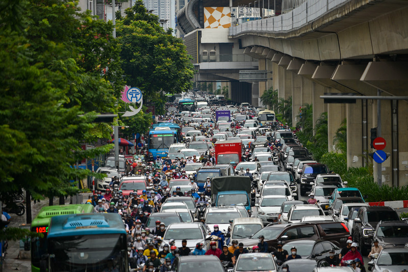 Nhiều tuyến phố ở Hà Nội ùn tắc ngày đầu tuần