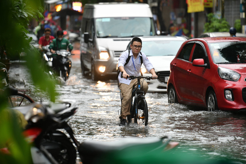 Nhiều tuyến phố ở Hà Nội ngập sâu sau mưa lớn