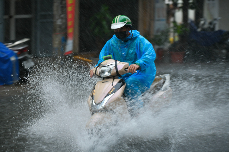 Nhiều tuyến phố ở Hà Nội ngập sâu sau mưa lớn