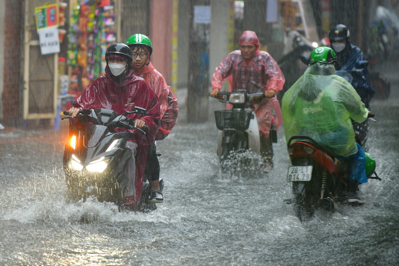 Nhiều tuyến phố ở Hà Nội ngập sâu sau mưa lớn