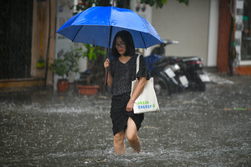 Nhiều tuyến phố ở Hà Nội ngập sâu sau mưa lớn