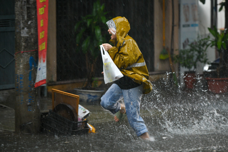 Nhiều tuyến phố ở Hà Nội ngập sâu sau mưa lớn