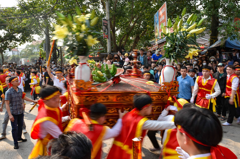 Hàng trăm nam, nữ làng Vân Côn rước kiệu Thánh trong lễ hội lớn nhất 9 năm qua