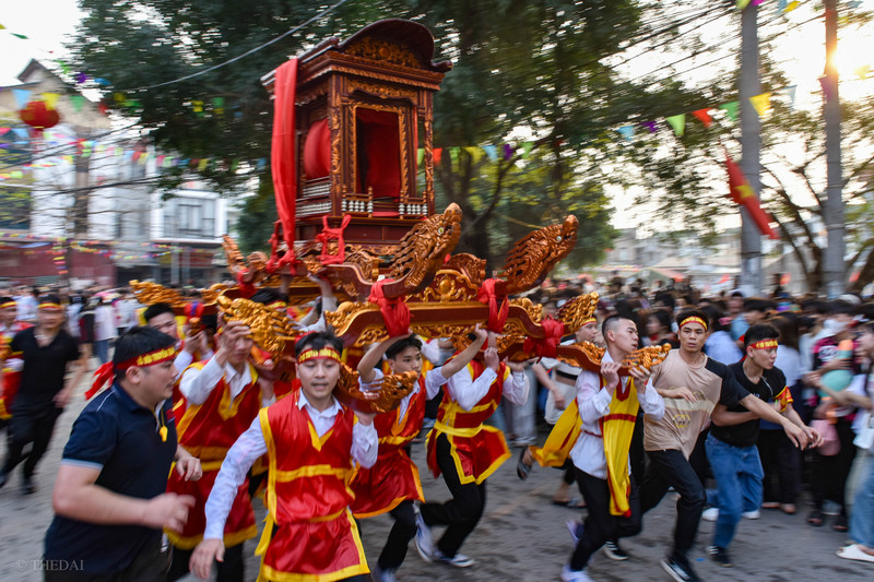 Hàng trăm nam, nữ làng Vân Côn rước kiệu Thánh trong lễ hội lớn nhất 9 năm qua