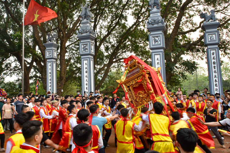 Hàng trăm nam, nữ làng Vân Côn rước kiệu Thánh trong lễ hội lớn nhất 9 năm qua