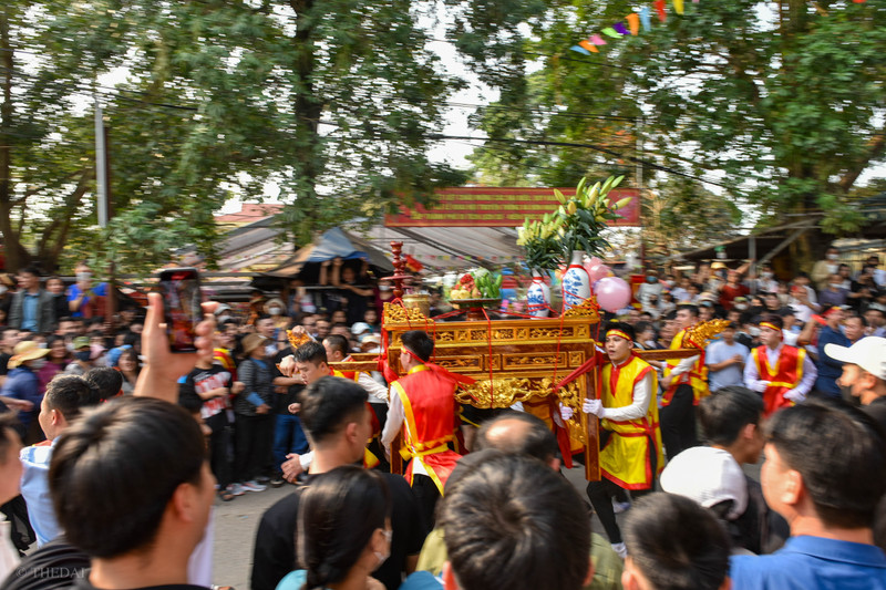 Hàng trăm nam, nữ làng Vân Côn rước kiệu Thánh trong lễ hội lớn nhất 9 năm qua