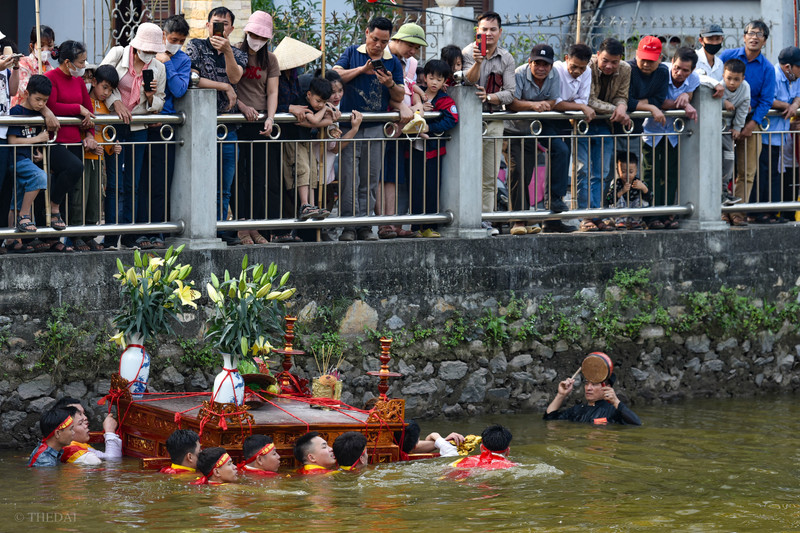 Hàng trăm nam, nữ làng Vân Côn rước kiệu Thánh trong lễ hội lớn nhất 9 năm qua