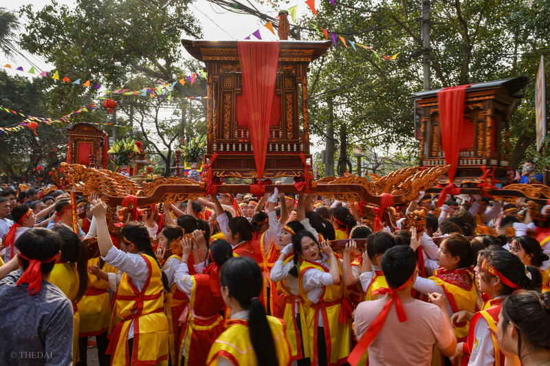 Hàng trăm nam, nữ làng Vân Côn rước kiệu Thánh trong lễ hội lớn nhất 9 năm qua