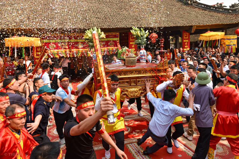 Hàng trăm nam, nữ làng Vân Côn rước kiệu Thánh trong lễ hội lớn nhất 9 năm qua