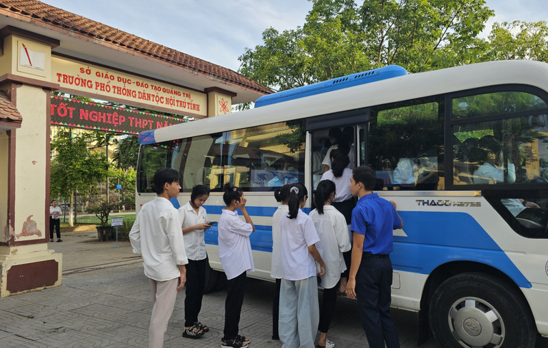 Ấm lòng suất ăn trưa, hộp sữa giúp thí sinh Pa Kô, Vân Kiều yên tâm dự thi