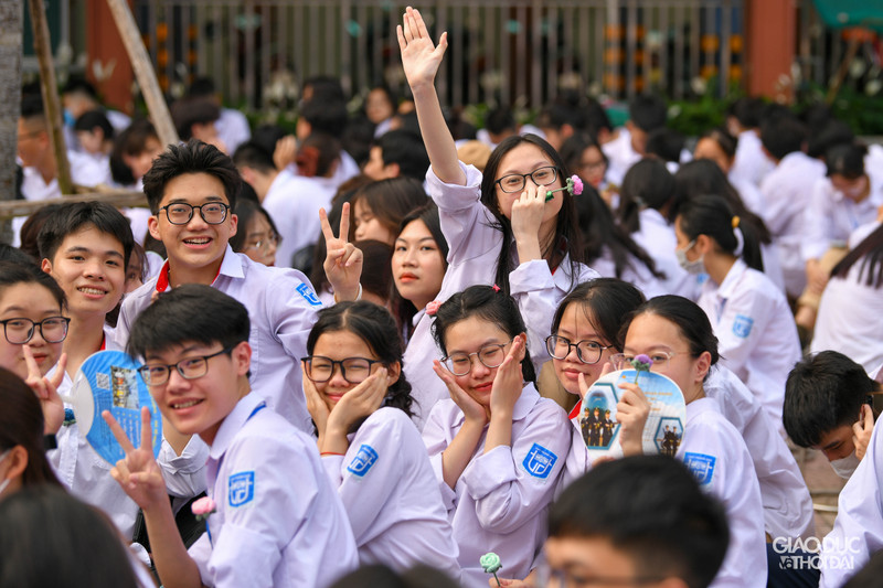 Lưu luyến giây phút chia xa tuổi học trò