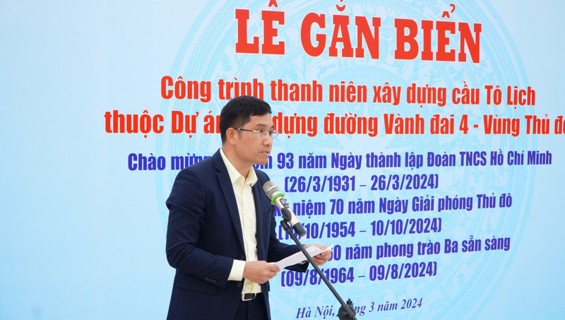 Gắn biển Công trình thanh niên xây dựng cầu Tô Lịch