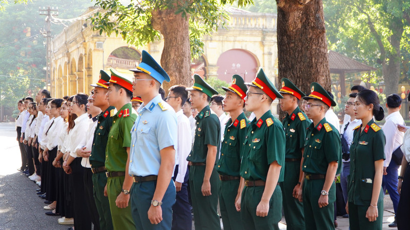 Thủ khoa xuất sắc của TP Hà Nội dâng hương báo công tại Hoàng thành Thăng Long