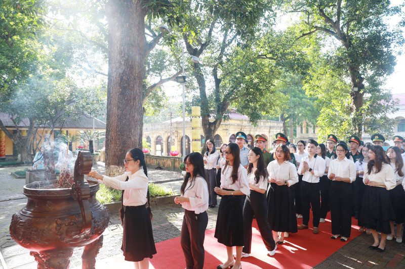 Thủ khoa xuất sắc của TP Hà Nội dâng hương báo công tại Hoàng thành Thăng Long