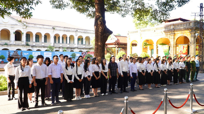 Thủ khoa xuất sắc của TP Hà Nội dâng hương báo công tại Hoàng thành Thăng Long