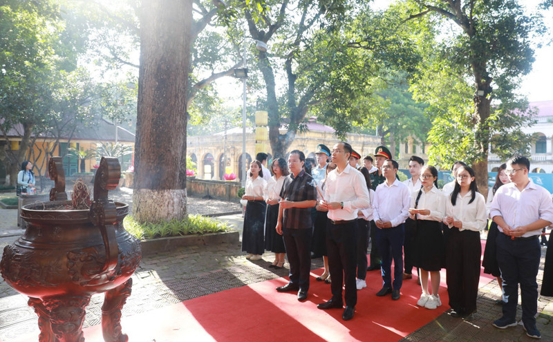 Thủ khoa xuất sắc của TP Hà Nội dâng hương báo công tại Hoàng thành Thăng Long