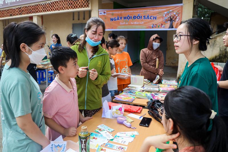 Học sinh Hà Nội hào hứng trong ‘Ngày hội đổi sách’