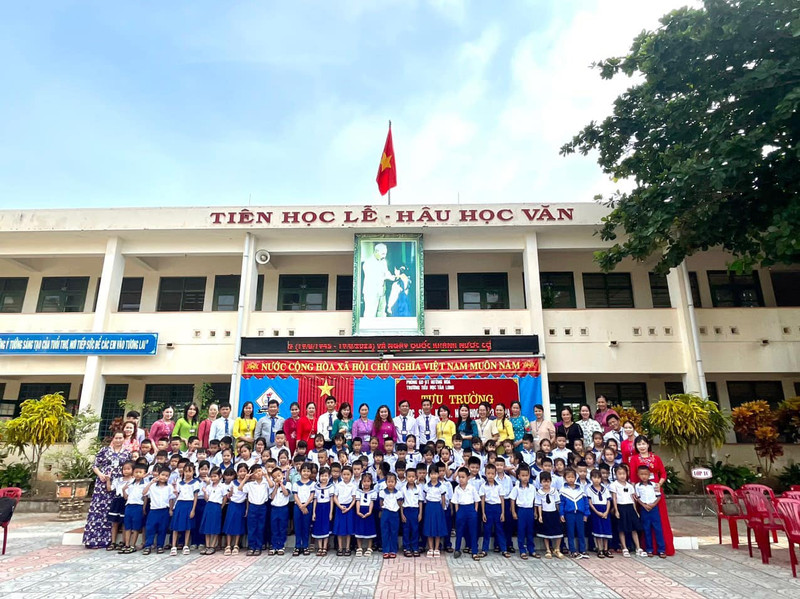 Học sinh lớp 1 vùng cao Quảng Trị hân hoan trong ngày tựu trường