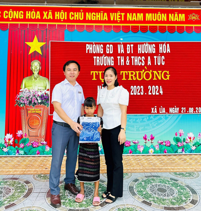 Học sinh lớp 1 vùng cao Quảng Trị hân hoan trong ngày tựu trường