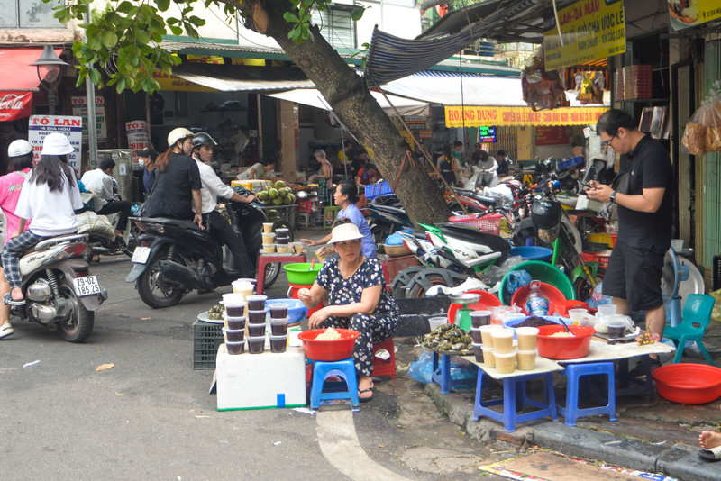 Người dân Hà Nội tất bật mua rượu nếp, hoa quả ngày Tết Đoan Ngọ