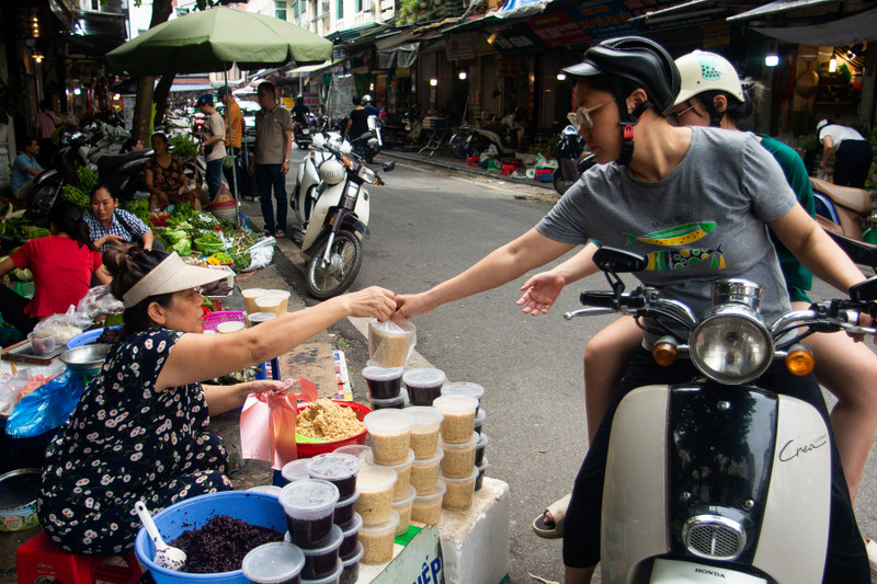 Người dân Hà Nội tất bật mua rượu nếp, hoa quả ngày Tết Đoan Ngọ