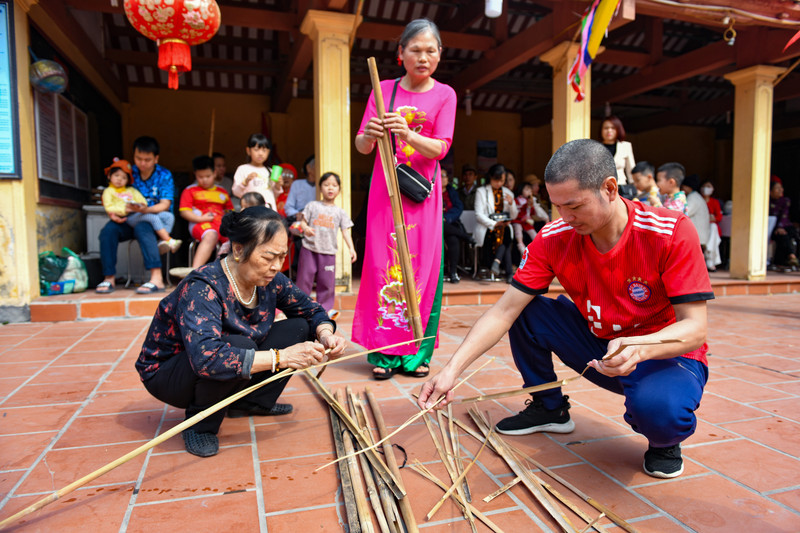 Người dân hào hứng xem thi kéo lửa thổi cơm tại làng Thị Cấm